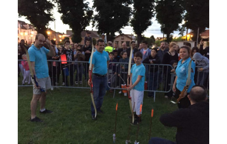 Les archers allument le feu de la Saint Jean